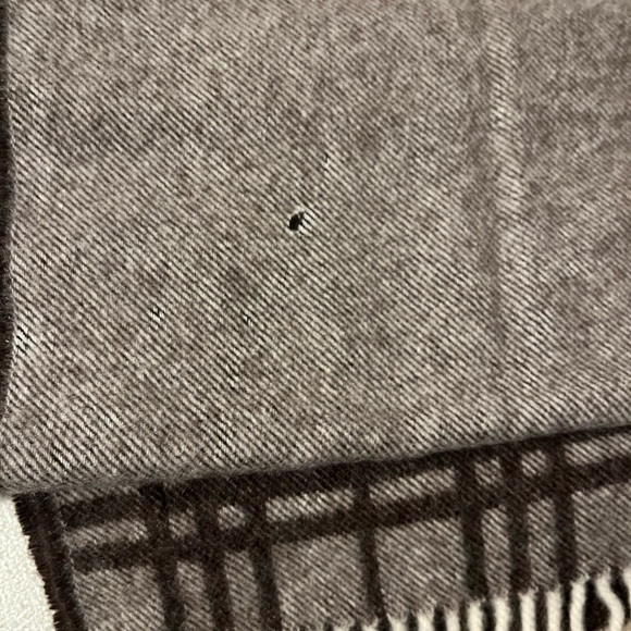 Burberry cashmere scarf - Picture 8 of 9
